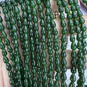 Vue détaillée de perles de calcédoine vertes en forme de goutte pour la création de bijoux