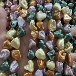 Vue macro de perles en nacre baroques irrégulières colorées au fini métallisé