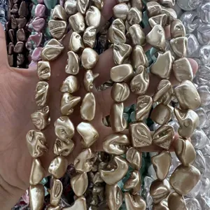 Gros plan de perles d'imitation baroques dorées irrégulières pour bijoux DIY