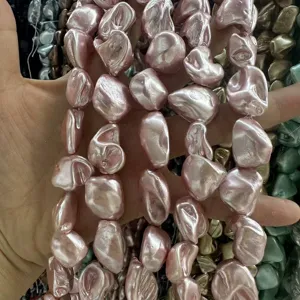Gros plan de perles en nacre rose baroque irrégulière pour la création de bijoux