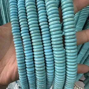 Gros plan détaillé de perles disques en turquoise bleu ciel avec veines brunes pour bijoux