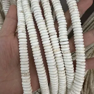 Gros plan de perles intercalaires en turquoise blanche naturelle pour la création de bijoux