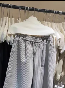Detailansicht des weißen Anti-Beulen-Kleiderbügelbezugs für glatten Kleiderschutz im Regal.