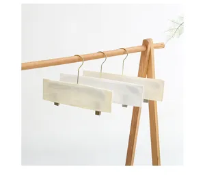 Beige Stoff Kleiderbuegel Schutzhuelle Detailansicht mit Clips fuer Garderobe und Laden.