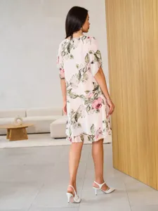 Vue arrière de la robe midi élégante à manches courtes et imprimé floral au style botanique.