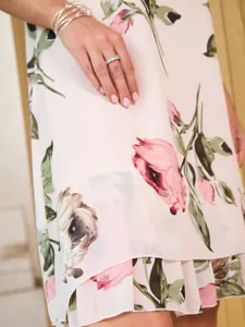 Élégante robe midi à imprimé floral avec tissu doux, manches courtes et style botanique chic.