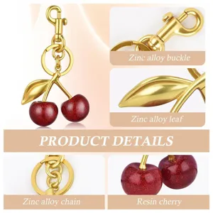 Vue détaillée du porte-clés cerise en alliage de zinc doré avec des cerises en résine brillante.