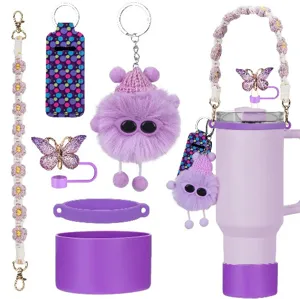 Vista dettagliata set accessori tazza viola, cinturino margherita e mostriciattolo peluche.