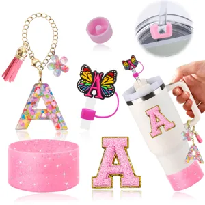 Set accessori tazza con lettere portachiavi resina custodia silicone e tappo di paglia.