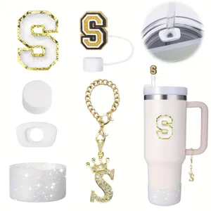 Set accessori per tumbler con ciondolo lettera S, copricannuccia, stivale in silicone.