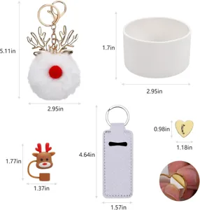 Set de accesorios de taza de Navidad con llavero de reno de peluche y bota de silicona.