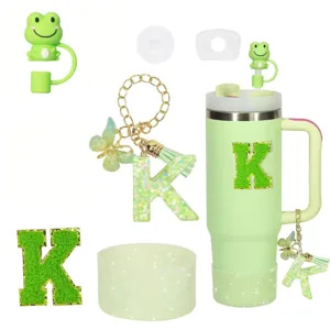 Set di accessori per bicchiere Stanley verde con toppa lettera K, copertura per cannucce.