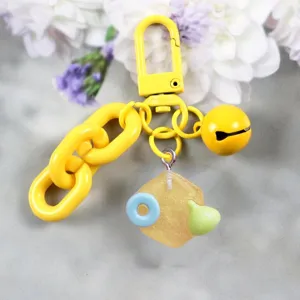 Dettaglio portachiavi in resina esagonale giallo creativo, ciondolo di moda minimalista.