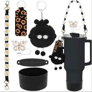 Set accessori per borraccia con custodia in silicone, tracolla e coperchio per cannuccia.