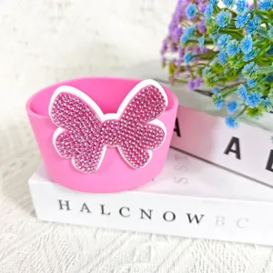 Roze siliconen waterfles beschermer detail, mooie strass strik hoes voor bekers.