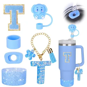 Set accessori per tazza blu con custodia in silicone, copri cannuccia e ciondolo con lettera.