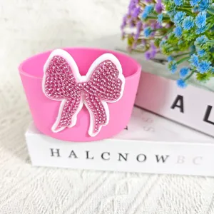 Roze siliconen bekerhoes met sprankelende strass strik voor antislip bekerbescherming.