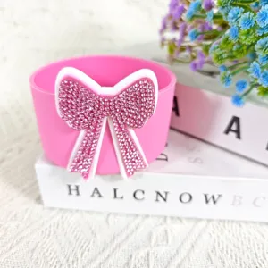 Roze siliconen kopjehoes detail, sprankelend strass strik ontwerp, antislip Stanley accessoire.