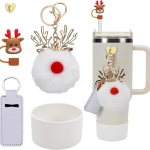 Set de accesorios para taza de Navidad con llavero pompón de peluche y funda de pajita.
