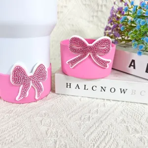 Roze strass strik siliconen kopje hoes detail, antislip beschermende hoes voor beker