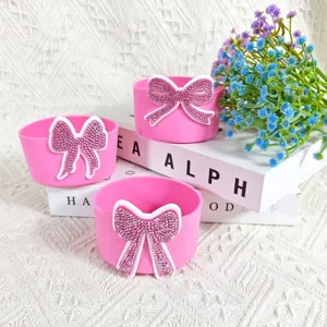 Siliconen kop beschermer detail, roze bekerhoes met strass strik voor bekers en flessen.