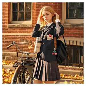 Lindo llavero de cereza y colgante de bolso, elegante accesorio de metal para bolsos de mujer.
