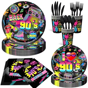 Set de decoracion de fiesta retro de los anos 90 con platos vasos servilletas y cubiertos.