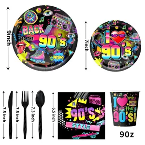 Set de decoración de fiesta retro de los 90 con platos, vasos, servilletas y cubiertos.