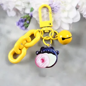 Primo piano dettagliato del simpatico portachiavi di cartone animato con campanella.