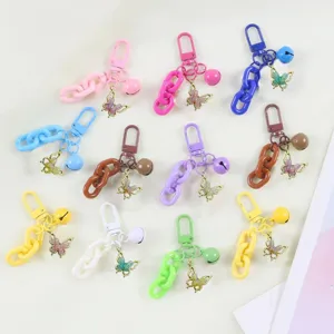 Llavero de cadena de plástico colorido con bonito abalorio de mariposa y campana elegante.