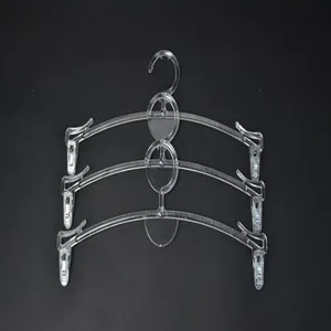 Dettaglio appendiabiti reggiseno multistrato in plastica trasparente con utili clip.
