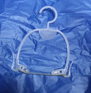 Vista dettagliata della gruccia per reggiseno in plastica trasparente con clip resistenti.