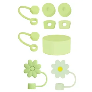 Primo piano accessori per bicchieri in silicone, copripaglia verdi e tappi a margherita.