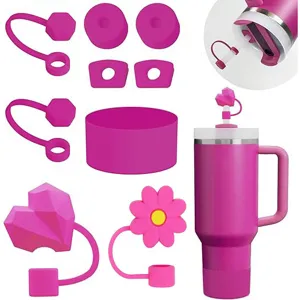 Set di accessori in silicone rosa per bicchieri con copri-cannuccia e custodie.