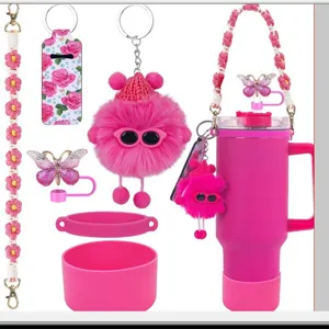 Set accessori per bicchiere rosa con tracolla margherita, tappo di paglia e ciondolo soffice.