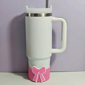 Witte geïsoleerde beker met schattige roze strik siliconen hoes handvat en deksel 40oz.
