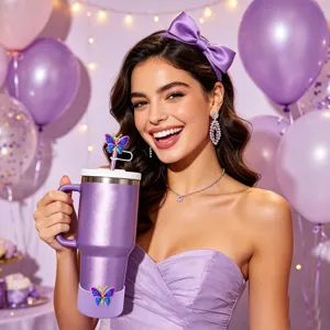 Set copertura in silicone tazza viola tappo paglia farfalla vista dettaglio stile festa