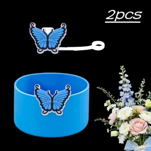Vista dettagliata della custodia in silicone blu per tazza e del simpatico copripaglia a farfalla.
