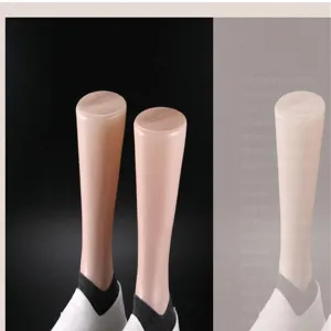 Vue de detail en gros plan de mancos de pied en plastique avec chaussettes blanches pour vitrine.