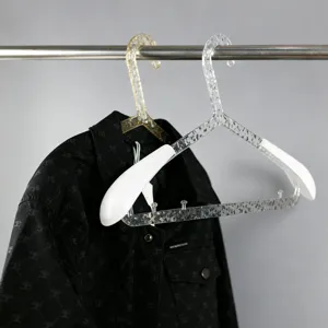 Transparante acryl kledinghangers met witte schoudervullingen om kreuken en vervorming te voorkomen.