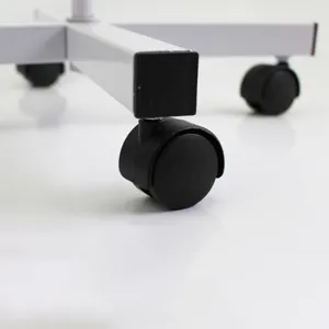 Vista dettagliata del tappo per tubo quadrato e della ruota nera installata su base per mobili.