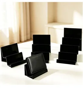 Espositore multi-livello nero in plastica per portafogli e piccoli accessori.