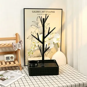 Árbol joyero de plástico negro con bandeja base para collares, pendientes y pulseras.