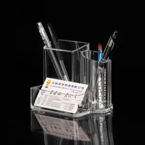 Transparante acryl bureau-organizer met meerdere vakken voor pennen en visitekaartjes.