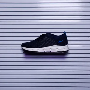 Scarpe sportive casual da uomo con tomaia in maglia traspirante e comoda suola bianca.