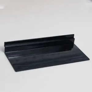 Supporto espositore per scarpe piatto nero per scaffale a parete da negozio al dettaglio.