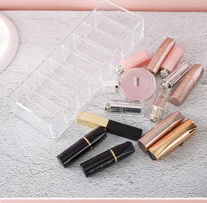 Transparante acryl make-up organizer met vele handige vakken voor lippenstiften en cosmetica.