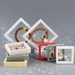Schwebende Schmuckvitrine mit klarer PE-Folie, ideal für Armbänder, Ringe und Edelsteine.