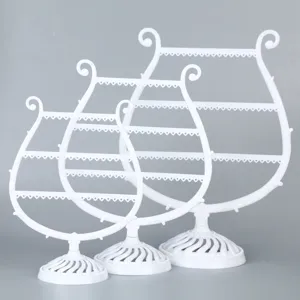 Espositore per gioielli ad arpa in plastica bianca porta collane orecchini multistrato.
