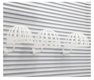 Vue de détail en gros plan du support de présentoir de chapeau pour enfants blanc.